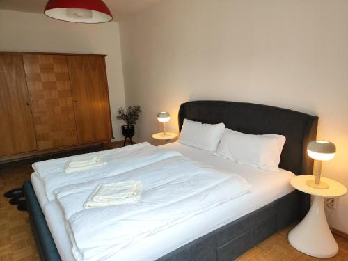 Postel nebo postele na pokoji v ubytování LOLLIPOP - metro to the opera 4 mins away