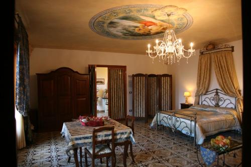 A bed or beds in a room at Calì Nitta