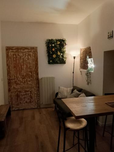 a living room with a table and a couch at Guest House Vecchia Tranvia in Pisa