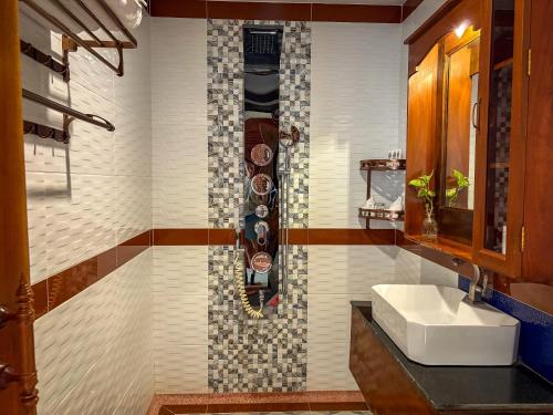 een badkamer met een wastafel en een spiegel bij Bronam Residence & Spa in Phumĭ Ta Phŭl