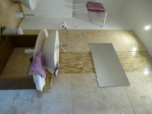 une salle de bain avec un lavabo et un comptoir avec des serviettes dans l'établissement Le Clos des Cordeliers, à Sézanne