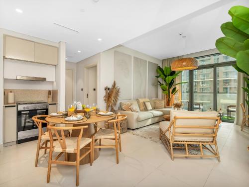 a kitchen and living room with a table and chairs at Chic 1 Bedroom on Private Beach in Dubai Harbour in Dubai