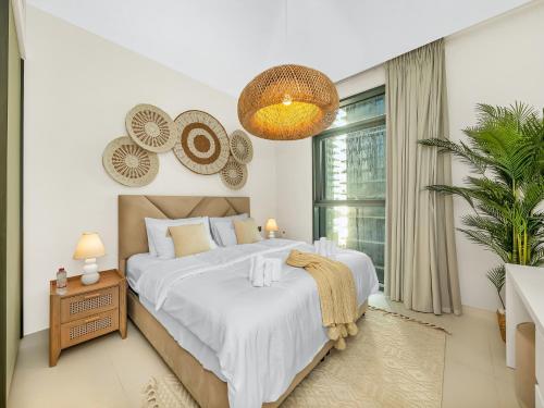 a bedroom with a large bed and a large window at Chic 1 Bedroom on Private Beach in Dubai Harbour in Dubai