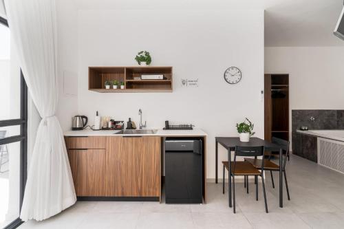 Η κουζίνα ή μικρή κουζίνα στο פסגת הגליל - סוויטות מדהימות לזוגות במושב מנות