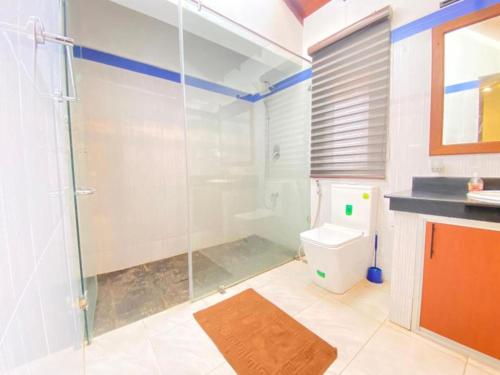 尼甘布尼甘布全景旅馆的带淋浴和卫生间的浴室