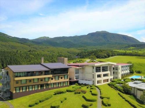 an aerial view of a building with a green yard at Senomoto Kogen Hotel in Minamioguni