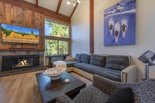 ein Wohnzimmer mit Couch und Kamin in der Unterkunft Indian Hills 6021 townhouse in Truckee-Tahoe Airport