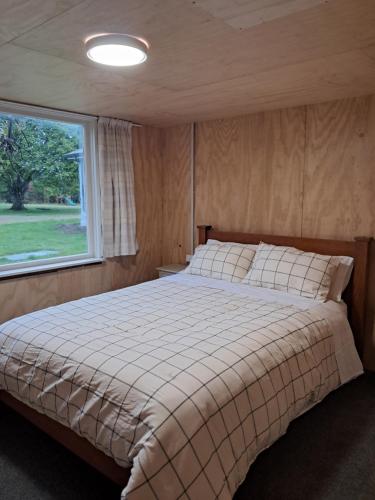 Postel nebo postele na pokoji v ubytování The Big Chook Accommodation