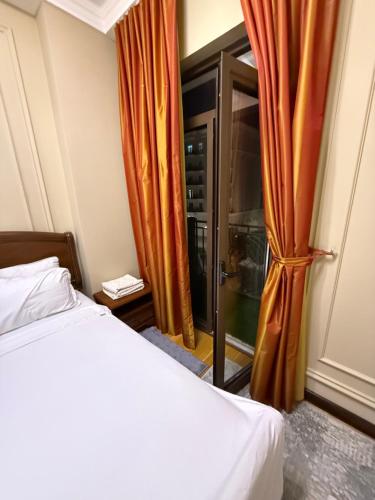 Ein Bett oder Betten in einem Zimmer der Unterkunft Tashkent city Boulevard resident 04