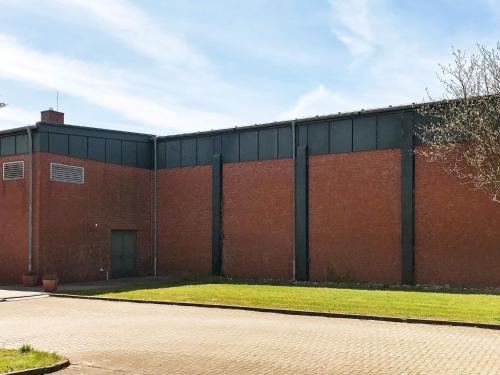 einem roten Backsteingebäude mit einer Seitentür in der Unterkunft 5 star holiday home in Großenbrode in Großenbrode