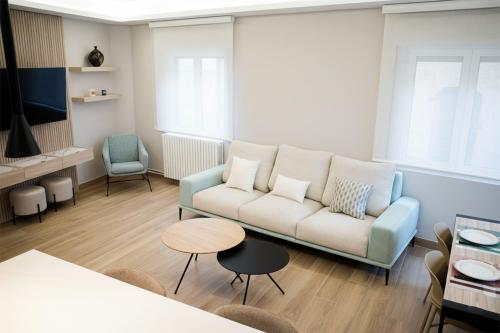 un soggiorno con un divano e un tavolo di Crescen House, Rioja Alavesa y descanso a Baños de Ebro