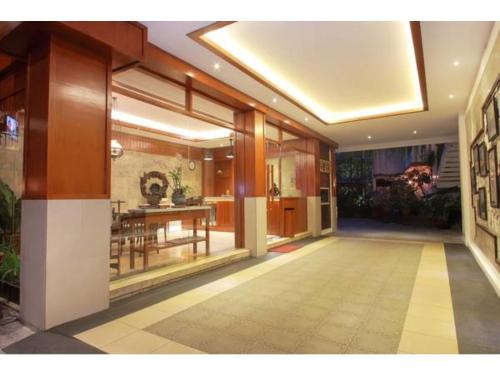 pasillo con comedor en un edificio en Paku Mas Hotel, en Yogyakarta