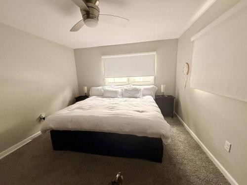 En eller flere senge i et værelse på Whisker Ridge A Cozy 3-Bedroom Cottage