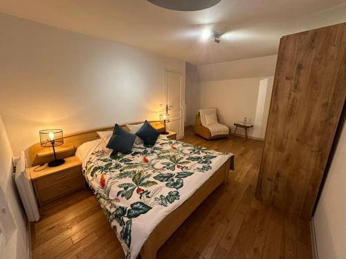 een slaapkamer met een bed met een bloemenbed bij Chambres d'hôtes , Guest house in Chainaz-les-Frasses