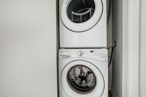 eine Waschmaschine und einen Trockner neben einer Waschmaschine in der Unterkunft Corporate Stays Le Shaughn 1 BR - Double Bed in Montreal
