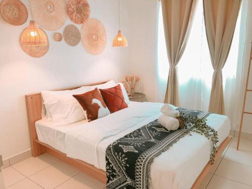 V Boho Home 3Bedroom 7-8Pax Eco Majestic Semenyih في Beranang: غرفة نوم بها سرير مع ملاءات ووسائد بيضاء
