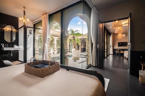 En eller flere senge i et værelse på Marococco Private Pool Villa