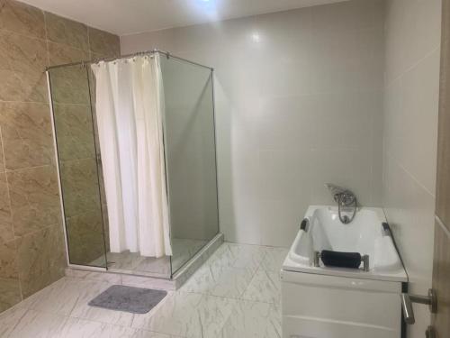 Ένα μπάνιο στο BJ's SHORTLET OGOMBO ROAD