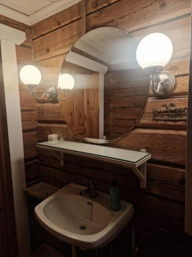 Koupelna v ubytování Hietajärvi Helmi, pieni huvila