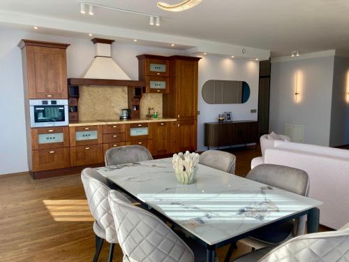 Η κουζίνα ή μικρή κουζίνα στο Luxury Oasis in the Heart of the City