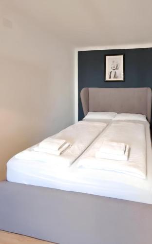 Ένα ή περισσότερα κρεβάτια σε δωμάτιο στο Metro-station to opera 1 min away