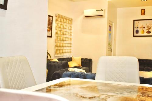 Khu vực ghế ngồi tại 2 Bedroom Apartment - Flixx & Flixx Apartments