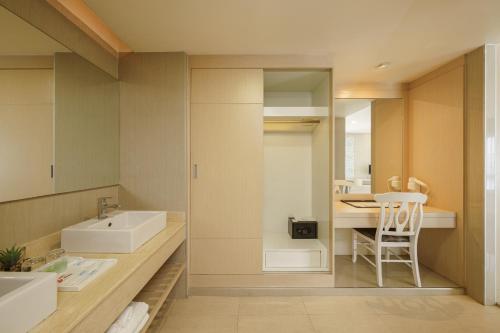 a bathroom with a sink and a counter with a mirror at Aspira Petchkasem in Ban Khlong Om Noi