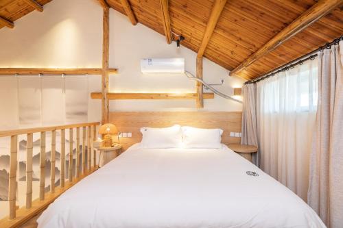 a bedroom with a bed and a staircase at Shanghai Yipin Yijing B&B - Disney 上海一品艺景民宿-迪士尼店-近浦东国际机场 in Shanghai