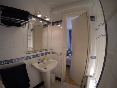 Koupelna v ubytování Apartamentos Montserrat