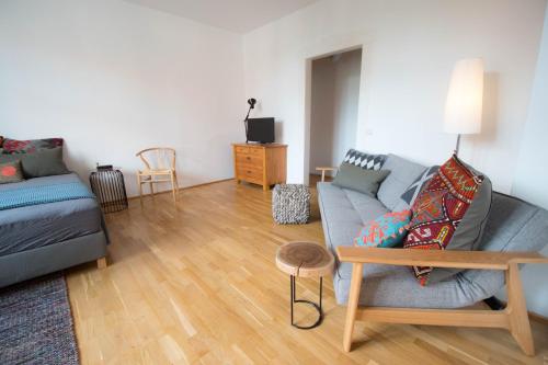 a living room with a couch and a table at Modern design im klassischem Altbau in Weimar