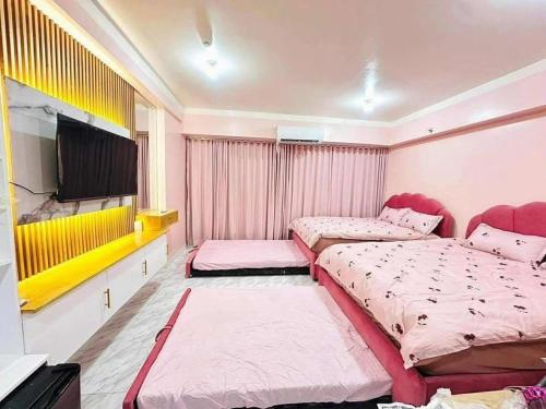 Una cama o camas en una habitación de SMDC Style Residences Condotel