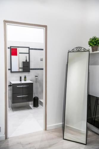 a bathroom with a mirror and a sink at Modern Apartment - Monaco border in Beausoleil