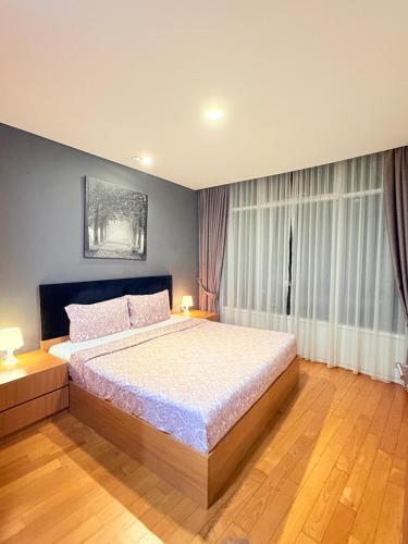 ein Schlafzimmer mit einem großen Bett und einem Fenster in der Unterkunft Apartment Kualalampur Near klcc Vortex suites in Kuala Lumpur