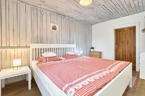 Ένα ή περισσότερα κρεβάτια σε δωμάτιο στο Chalupa pod stromy