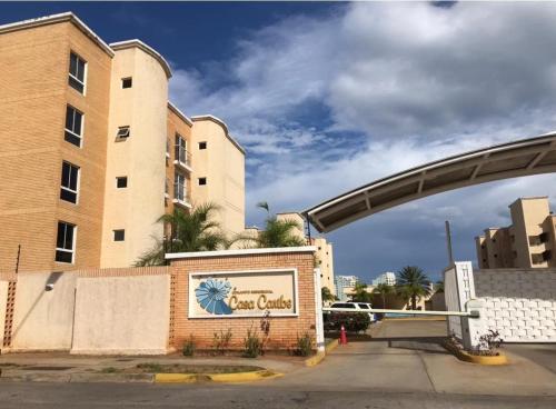 a building with a sign in front of a building at Apartmento Minutos Caracola Beach in Porlamar