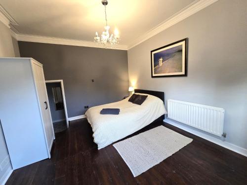 Postel nebo postele na pokoji v ubytování Modern Apartment in the heart of Guildford