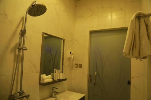 a bathroom with a shower and a sink and a mirror at فندق مرايا بارك in Najran