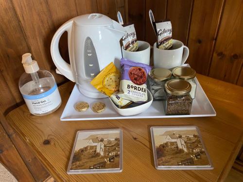 een tafel met een waterkoker en andere items erop bij West Royd in Robin Hood's Bay