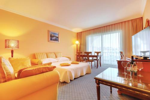 Ένα ή περισσότερα κρεβάτια σε δωμάτιο στο Marina Frapa Resort Rogoznica