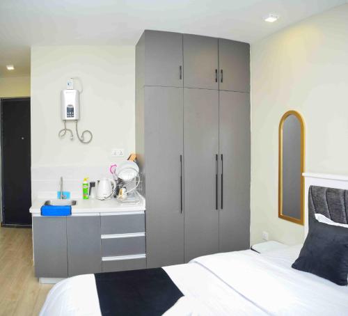 Ένα ή περισσότερα κρεβάτια σε δωμάτιο στο InDesign Makumbi apartments