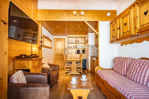 ein Wohnzimmer mit Sofa und Tisch in der Unterkunft Pralin #1110 - 4 guests - Ski in - Ski out in Méribel