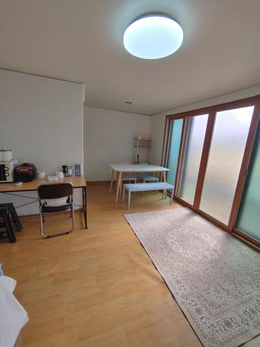 a living room with a table and a desk and a window at A total of 4 people on one floor of a building close to Incheon Airport that can be used for a short period of time in Seoul
