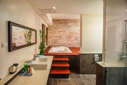 Ένα ή περισσότερα κρεβάτια σε δωμάτιο στο ZJ Garden Pool Villa