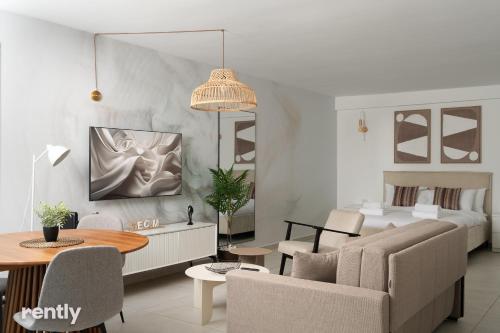 Ένα ή περισσότερα κρεβάτια σε δωμάτιο στο Luxury Apartments And Studios At Sea Side By Rently