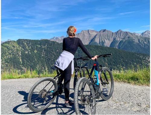 Rattasõit majutusasutuse Hüttli Chalet mit atemberaubendem Weitblick aladel või selle läheduses