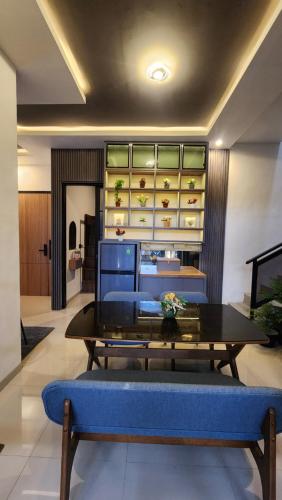 a living room with a table and a blue bench at Villa Yo and By in Karangploso
