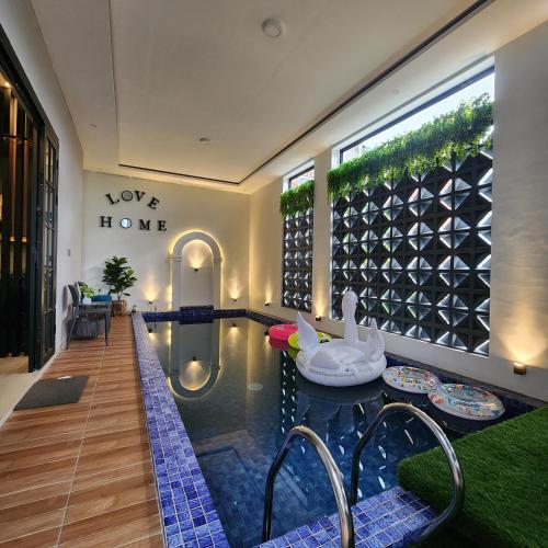 a swimming pool in a house with a house at Villa Yo and By in Karangploso