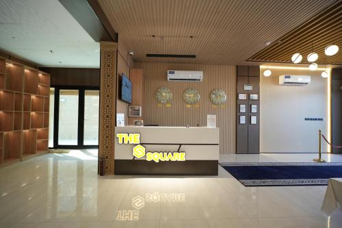 eine Lobby mit einem Schild, auf dem „Schnorrer“ steht in der Unterkunft فندق ذا اس سكوير المطار The S Square Airport Hotel in Dschidda