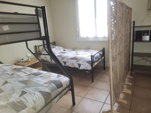 Ένα ή περισσότερα κρεβάτια σε δωμάτιο στο Maison individuelle pour vacances ou travail à 3 min du pal, 5 min Dompierre sur besbre, 20 min de moulins,tout confort, prêt à vous accueillir