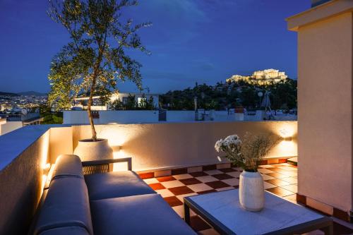 Historic Villa with Hot Tub Beneath the Acropolis